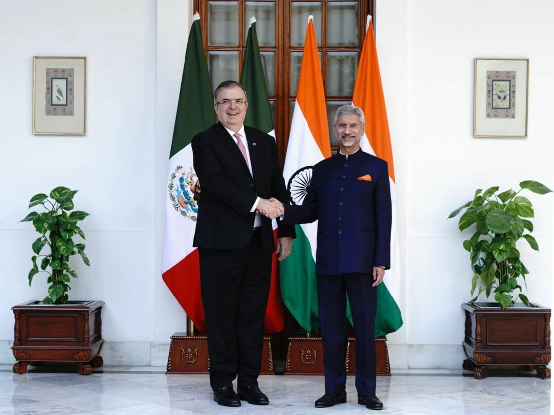 El canciller Ebrard con Dr. S. Jaishankar, ministro de Exteriores de la India, en Nueva Delhi, en vísperas de la reunión ministerial del G20, el 1 de marzo de 2023. Foto tomada de Twitter @DrSJaishankard