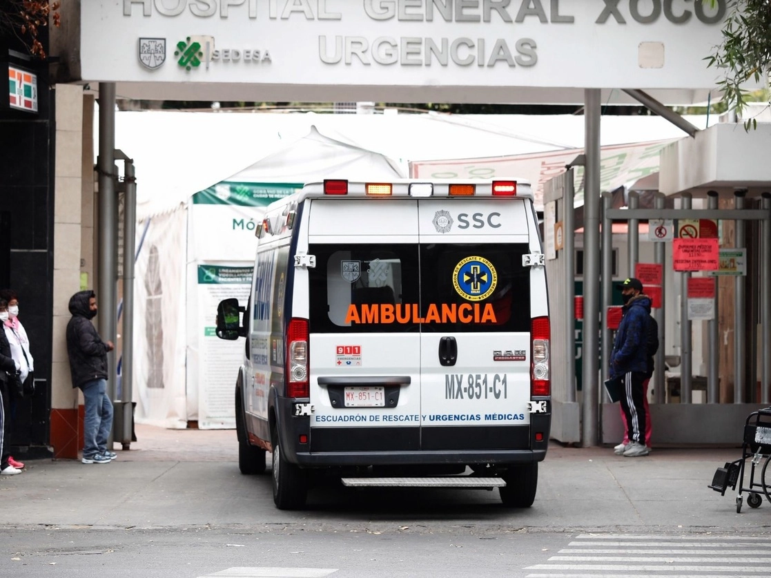 Una ambulancia arriba al área de Urgencias del Hospital General Xoco durante la emergencia sanitaria por Covid-19, en la Ciudad de México, el pasado 17 de noviembre de 2020. Foto Cristina Rodríguez