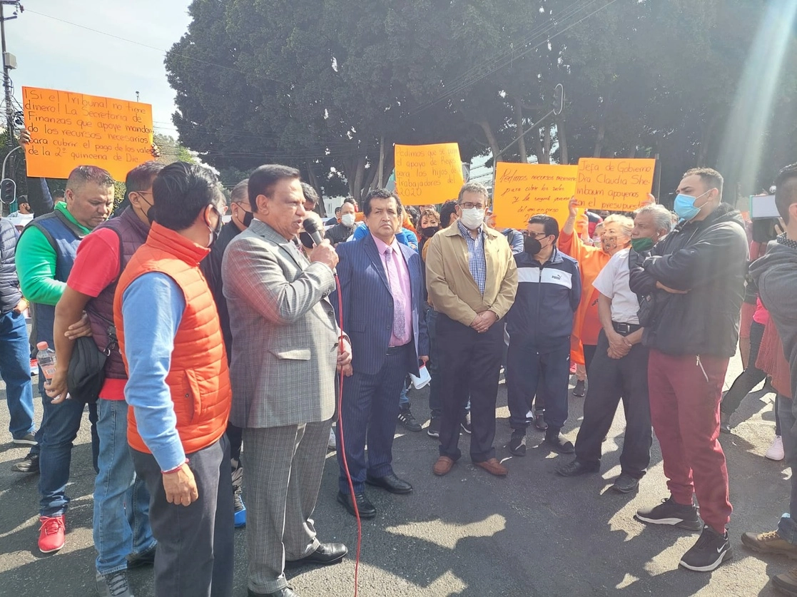 El secretario general del Sindicato Único de Trabajadores del PJCDMX Diego Valdéz Medina (c,izq). Foto La Jornada