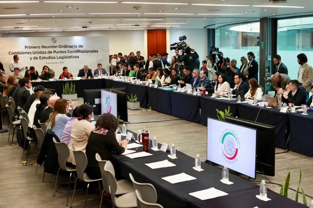 Los senadores previo al arranque de la primera reunión ordinaria de las comisiones de Puntos Constitucionales y Estudios Legislativos en la sede de la Cámara alta, en la Ciudad de México, el 8 de septiembre de 2024. Foto Luis Castillo