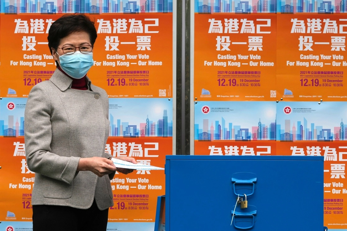 La élite política de Hong Kong comenzó a votar este domingo para escoger a los nuevos integrantes del legislativo local. Foto Ap