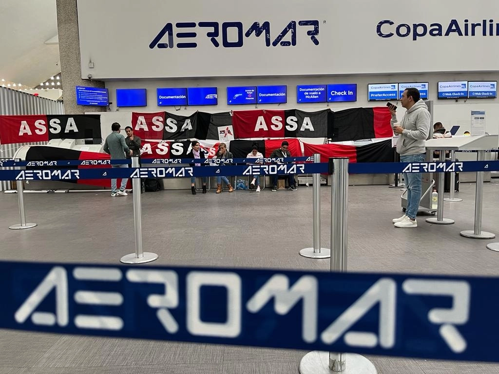 Mostradores de Aeromar continúan con banderas rojinegras por la huelga que iniciaron los trabajadores de la aerolínea, en la terminal 2 del AICM, en la Ciudad de México, el 18 de febrero de 2023. Foto José Antonio López