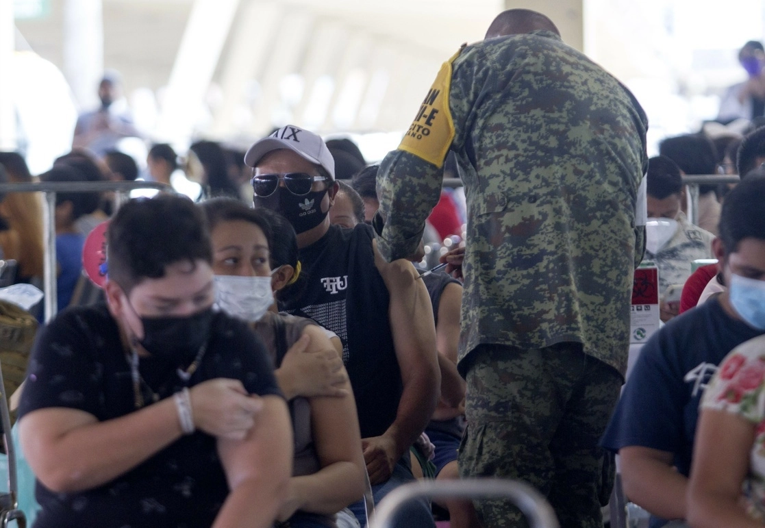 Fila de jóvenes inoculados en Nuevo León. Foto Cuartoscuro
