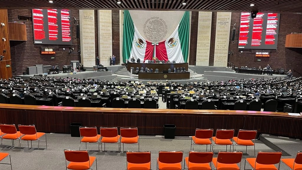 Personal de apoyo de la bancada de Morena sigue la transmisión del debate de la reforma electoral en el Senado en el Salón de Sesiones de la Cámara de Diputados, en la Ciudad de México, el 15 de diciembre de 2022. Foto José Antonio López



