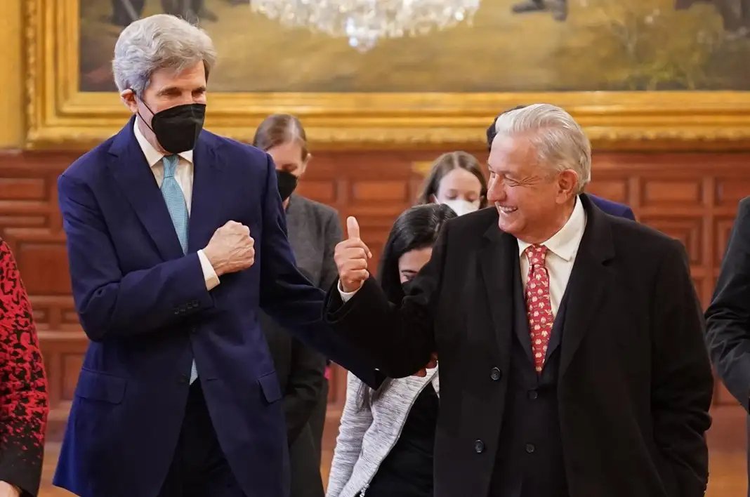 John Kerry y el presidente Andrés Manuel López Obrador en Palacio Nacional el pasado 9 de febrero. Foto: Twitter @lopezobrador_
