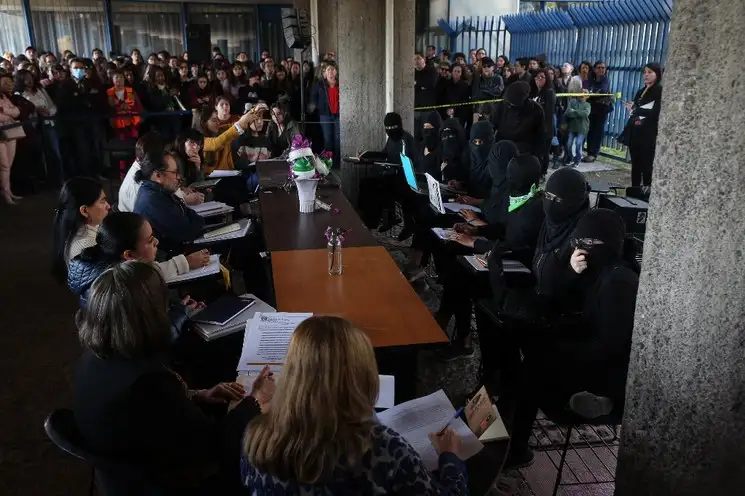 Autoridades y estudiantes de la Facultad de Filosoría y Letras de la UNAM durante el diálogo sobre el paro de labores, realizado en los pilares de la institución en Ciudad Universitaria, el 15 de enero de 2020. Foto Jesús Villaseca