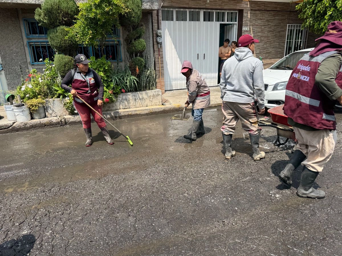 Labores de limpieza en calles afectadas por inundaciones en Nezahualcóyotl. Foto 
