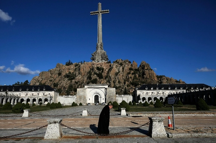 Científicos forenses comenzaron a exhumar los cuerpos de 128 víctimas de la Guerra Civil española del antiguo mausoleo del general Francisco Franco, cerca de Madrid. Foto Ap / Archivo