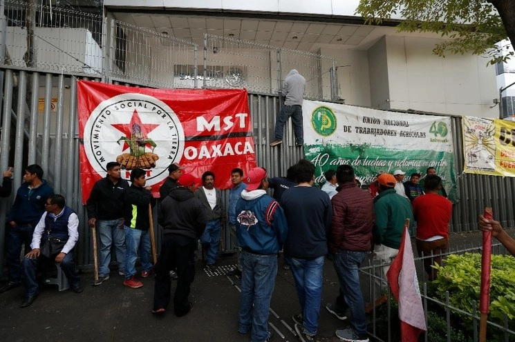 Protesta de campesinos frente a oficinas de gobierno. Foto Alfredo Domínguez / Archivo