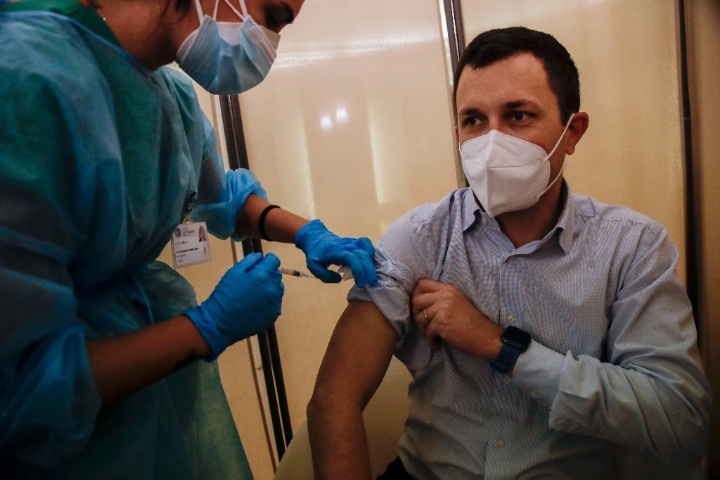 Aplicación de la vacuna contra la influenza en Italia. Foto Afp