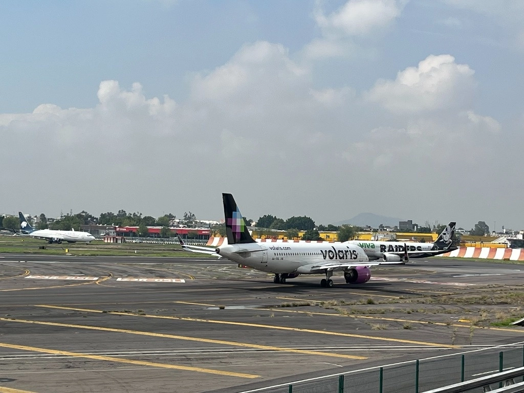 De acuerdo a las primeras investigaciones, el personal de la empresa Volaris acusa que Mario “G” amenazó a la tripulación del vuelo 3041 de dicha aerolínea, procedente de León, Guanajuato con destino a Tijuana, pretendiendo entrar por la fuerza a la cabina de la aeronave, con el objetivo de obligar al avión a que aterrizara en los Estados Unidos de América. Foto La Jornada/Alfredo Domínguez/ Archivo  
