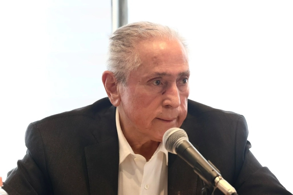 El dirigente de la FSTSE, Joel Ayala, ofrece conferencia de prensa en instalaciones del sindicato, en la Ciudad de México, el 12 de noviembre de 2024. Foto Luis Castillo

