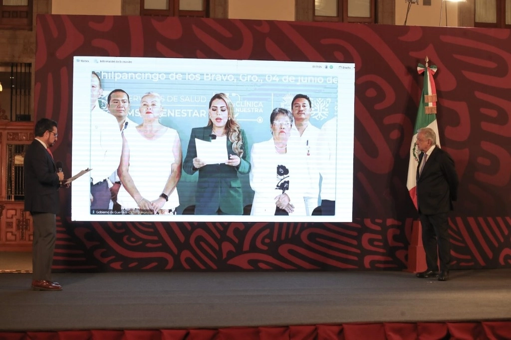 El director general del IMSS, Zoé Robledo, durante la conferencia matutina presidencial, en la que anunció la dipersión del gobierno federal para el programa La Clínica es Nuestra, en Palacio Nacional, el 4 de junio de 2024. Foto Yazmín Ortega Cortés
