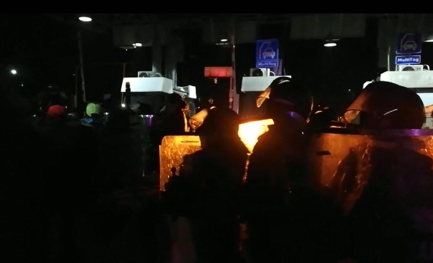 Caseta de peaje 'tomada' que fue desalojada en Nayarit por elementos de la GN. Foto captura de pantalla video La Jornada