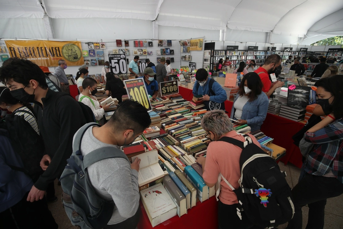 Nueve carpas en la Plaza de la República conforman la edición 14 del Gran Remate de Libros, el 27 de julio de 2022. Foto Yazmín Ortega Cortés 