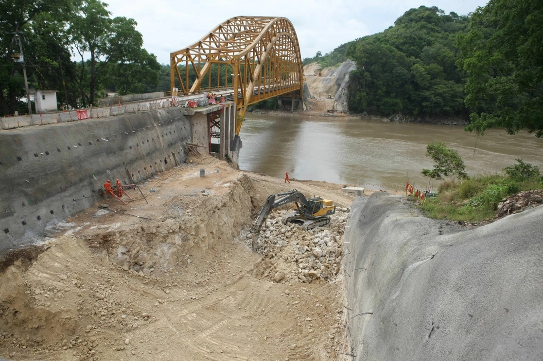A la altura del poblado Boca del Cerro, nombre que recibe el puente que da entrada a la cabecera municipal, continúan realizándose los trabajos de vías férreas para la estación del Tren Maya, tramo Tenosique-Palenque. Foto Cuartoscuro 