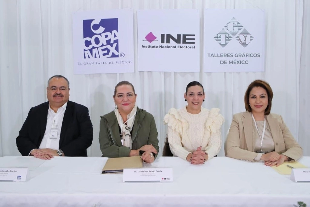 El Consorcio Empresarial regiomontano (COPAMEX) es la empresa encargada de producir este papel desde hace 25 años, la cual se encuentra en Chihuahua, y que efectuará 21 viajes para llevarlo a los Talleres Gráficos de México, donde se imprimirán más de 312 millones de boletas electorales. En la imagen, representantes de la empresa, así como la consejera presidenta del INE, Guadalupe Taddei (segunda de izquierda a derecha) y la directora de los Talleres Gráficos, Maribel Aguilera (derecha). Imagen tomada de https://twitter.com/INEMexico