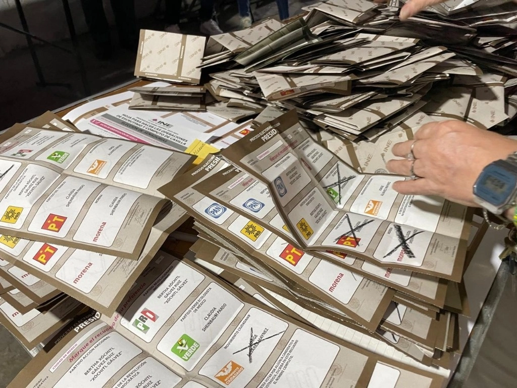 Conteo de votos en una casilla de la CDMX. Foto Roberto García