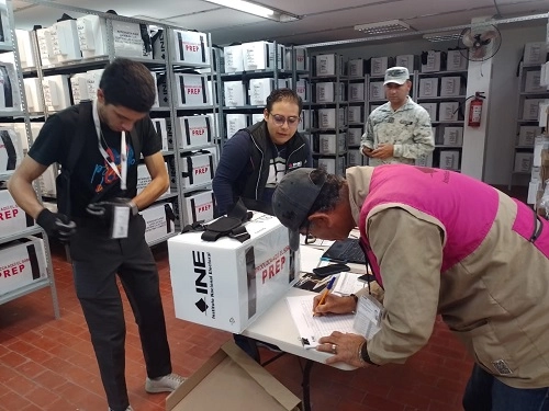 Personal del INE durante la verificación de documentación y materiales electorales para la jornada electoral. Foto INE