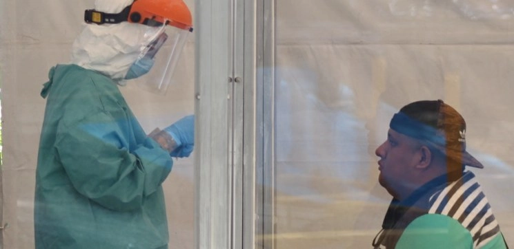 Para participar en el protocolo los pacientes deben contestar una encuesta en línea, comprobar su mayoría de edad, contar con el diagnóstico oficial o tener sospecha de infección, así como sintomatología de no más de 72 horas. Imagen tomada de https://www.ipn.mx/CCS/comunicados/ver-comunicado.html?y=2020&n=62