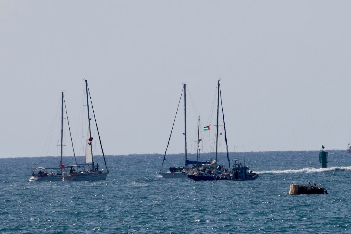 Embarcaciones de la Flotilla Global Sumud (GSF, por sus siglas en inglés) con destino a Gaza siendo remolcadas hacia el puerto de Ashdod, en el sur de Israel, el 2 de octubre de 2025.