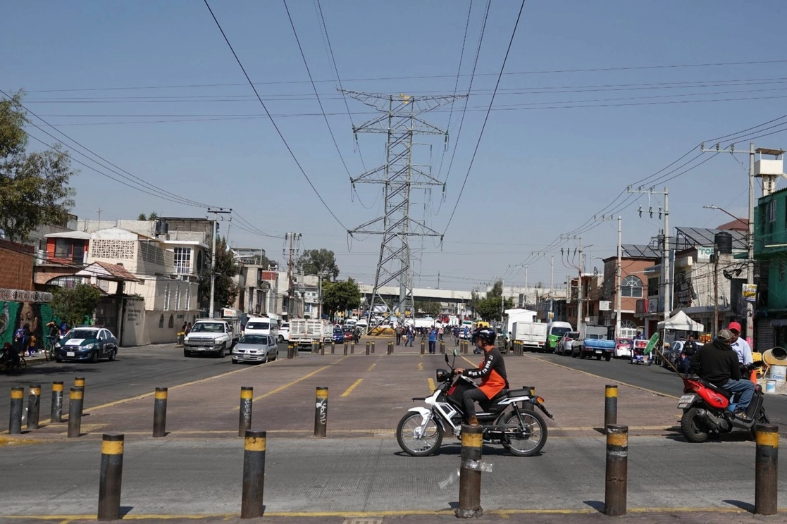 La alcaldía Iztapalapa inició trabajos de limpieza en la avenida José Clemente Orozco y sus prolongaciones Calle 15 y avenida de Las Torres, desde Canal de Chalco hasta la avenida Tláhuac. Foto Cuartoscuro