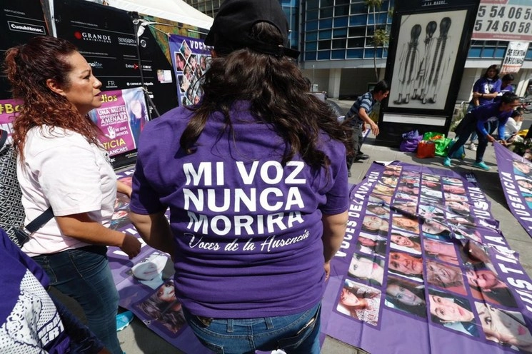  Integrantes de la organización Voces de la Ausencia, que encabeza Frida Guerrera, realizan una protesta en contra de la violencia Femenicida en la Cruz de la Vida, ubicada en el Monumento a la Madre, en la Ciudad de México, el 8 de marzo de 2020. Foto Cristina Rodríguez