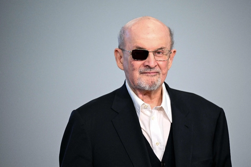 El autor británico-estadunidense Salman Rushdie posa para los fotógrafos a su llegada para una conferencia de prensa en la Feria del Libro de Frankfurt, Alemania. Foto Afp / Archivo
