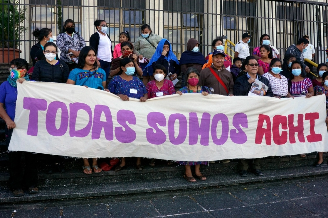 Mujeres guatemaltecas Achi realizan una manifestación al inicio del juicio contra cinco exmiembros de las patrullas civiles guatemaltecas. Foto Afp