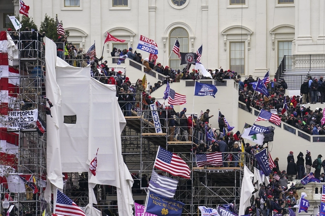 Simpatizantes de Donald Trump afuera del Capitolio. Foto Ap /Archivo