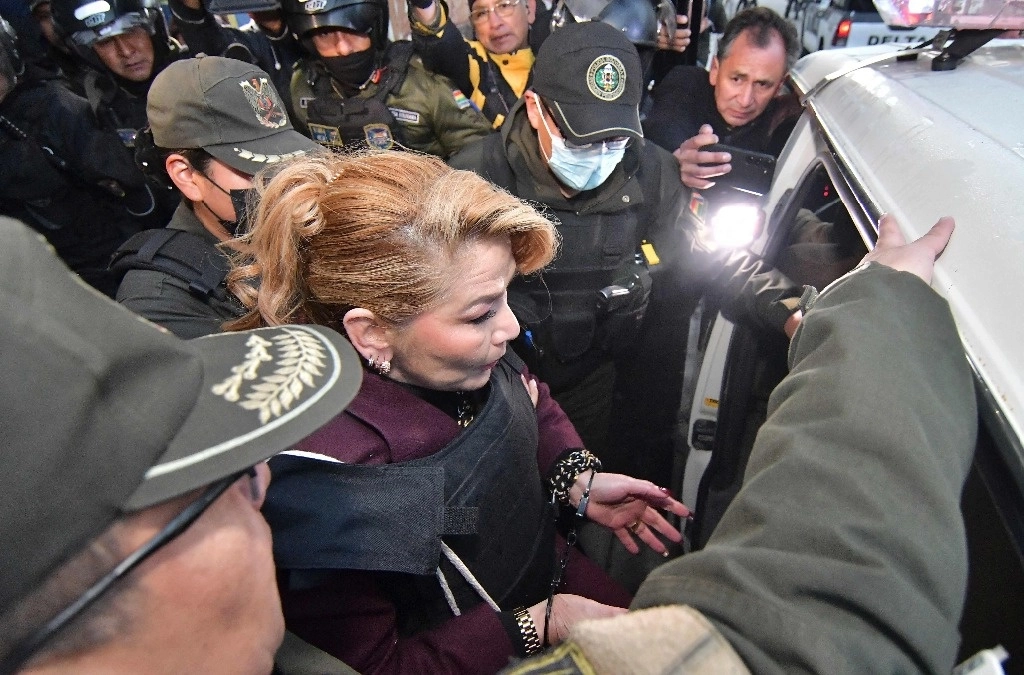 La ex presidenta de Bolivia, Jeanine Áñez, sale de la cárcel donde se encuentra recluida para enfrentar el juicio en su contra por delitos de terrorismo, sedición y conspiración. Foto Afp  