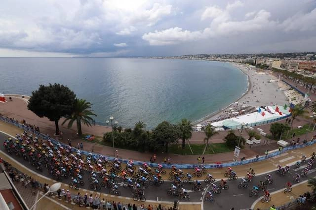 El Tour de Francia dio comienzo este sábado cerca del Paseo de los Ingleses de Niza (sur de Francia), ante un público drásticamente reducido. Foto Afp