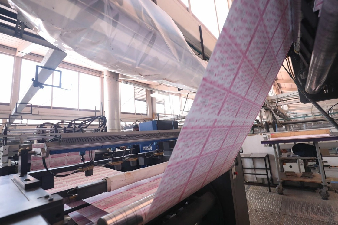 La impresión de las papeletas que serán empleadas para la revocación de mandato arrancó en los Talleres Gráficos de México, donde acudió el presidente del INE, Lorenzo Córdova, el 16 de febrero de 2022. Foto Luis Castillo