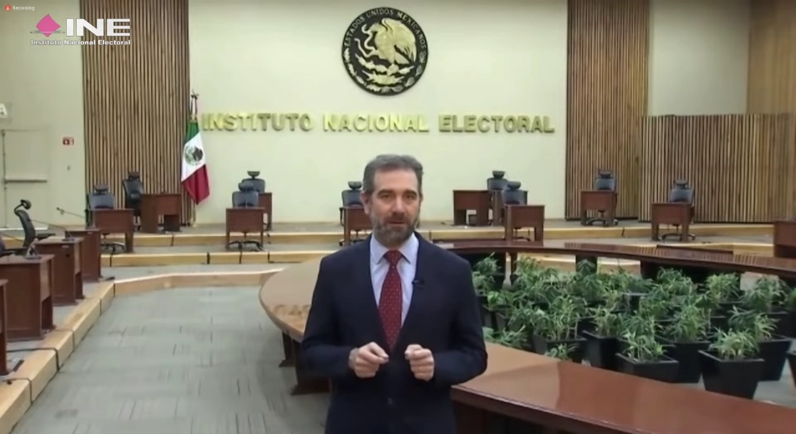 El consejero presidente, Lorenzo Córdova, durante la ceremonia a distancia realizada entre la Ciudad de México y Chihuahua, el 29 de marzo de 2021. Imagen tomada de la transmisión en vivo a través del canal de Youtube de INETV