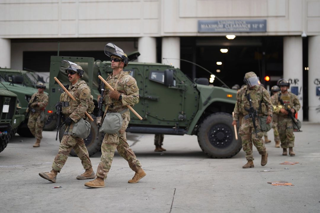 Elementos de la Guardia Nacional de EU se despliega en el centro de Los Ángeles el domingo 8 de junio de 2025, tras una redada de inmigración la noche anterior. Foto 