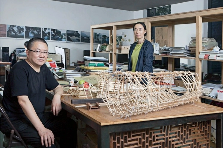 Los arquitectos chinos Wang Shu y Lu Wenyu, quienes fueron acreedores al Premio Pritzker 2012, formarán parte del festival. Foto tomada del sitio https://mextropoli.mx/