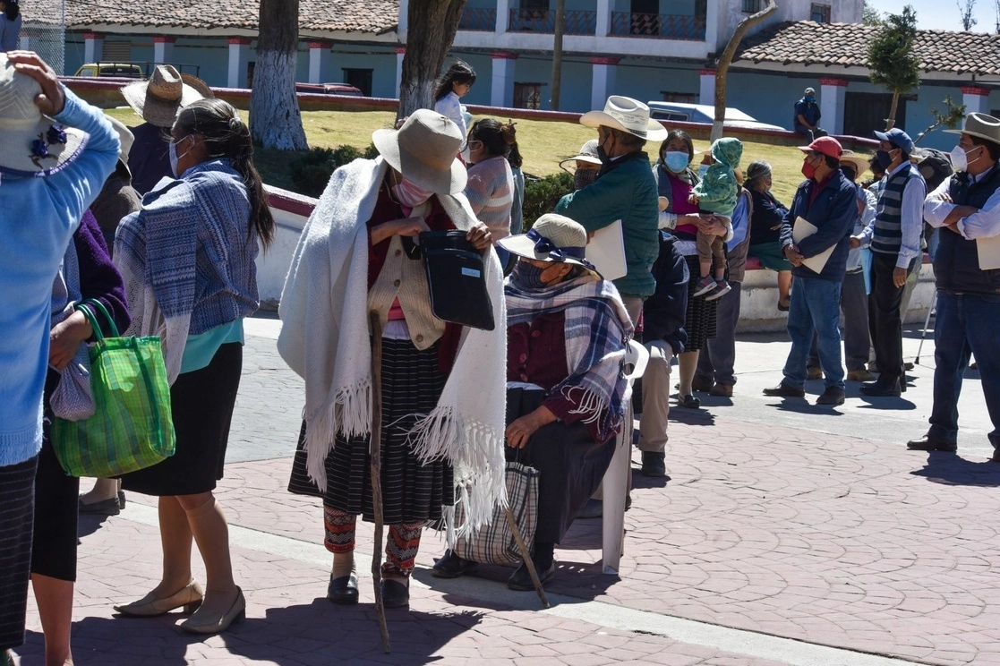 Vacunación de personas mayores de 60 años en la zona indígena de Temoaya, Estado de México. Foto Cuartoscuro / Archivo