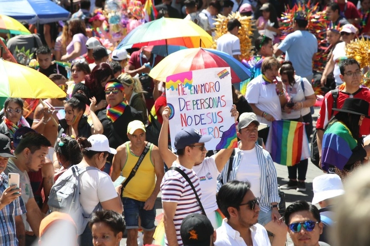 Miles de personas se concentran en el Ángel de la Independencia para dar inicio a la marcha del Orgullo LGBT+, la cual culminará en el Zócalo capitalino, en la Ciudad de México, el 24 de junio de 2023. Foto María Luisa Severiano