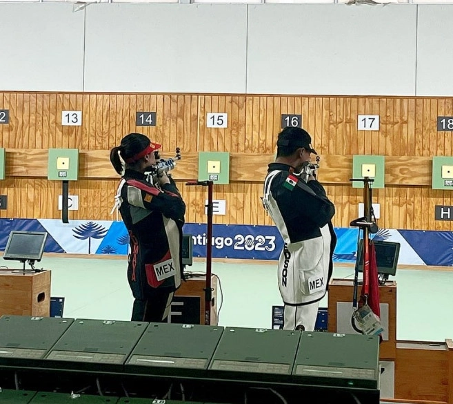 Edson Ramírez, ganador del oro en rifle de aire, sumó su segunda presea al obtener plata junto con Goretti Zumaya en la prueba de rifle de aire, equipo mixto, el 23 de octubre de 2023. Foto tomada de X @CONADE