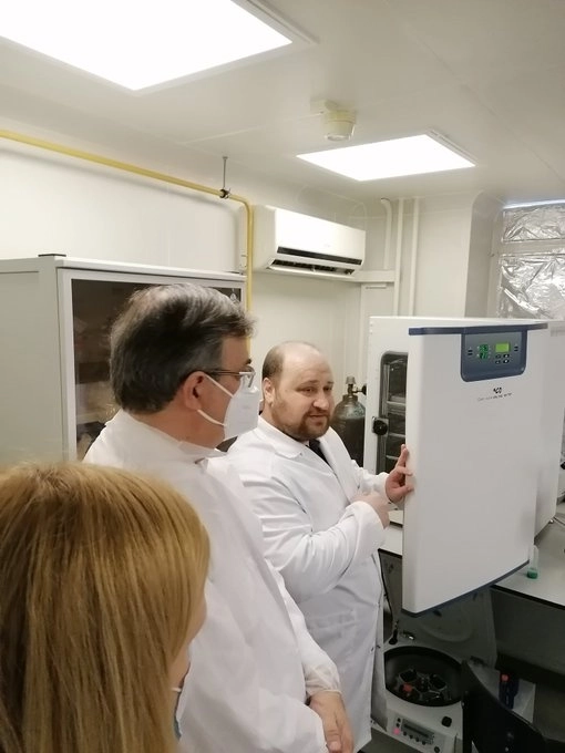 El canciller Ebrard de visita en el Instituto Gamaleya con el doctor Denis Logunov, integrante destacado del equipo de 350 personas que crearon Sputnik V en Moscú. Imagen @SRE_mx
