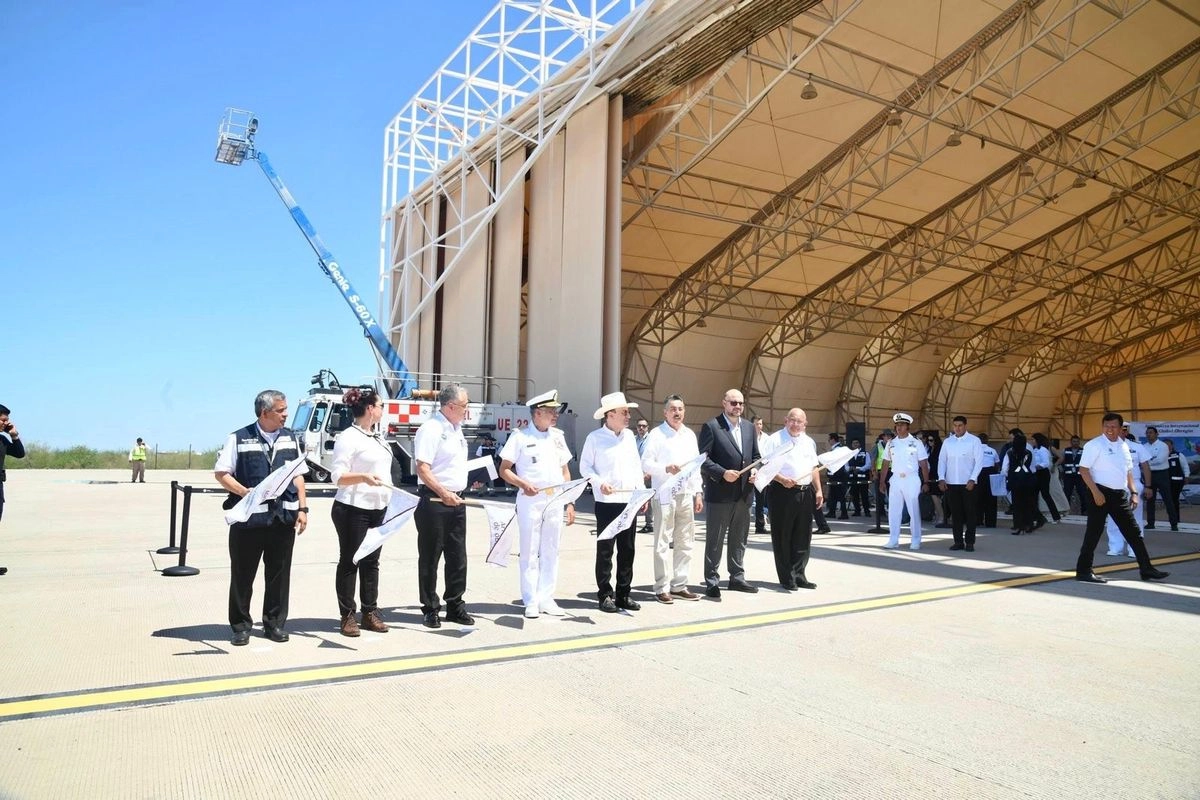 El gobernador de Sonora, Alfonso Durazo Montaño, y el secretario de Marina, Almirante Raymundo Pedro Morales Ángeles, encabezaron el arranque de obras en el Aeropuerto Internacional de Ciudad Obregón. Foto 