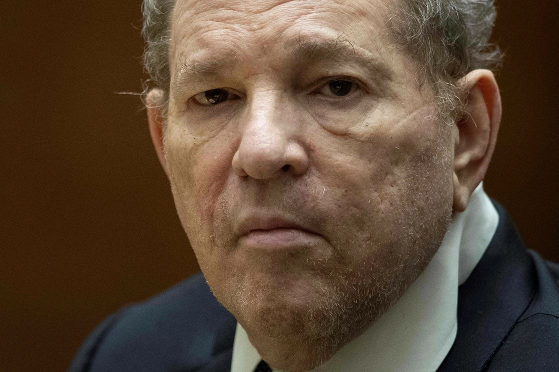 Harvey Weinstein usó su poder e influencia para agredir sexualmente a sus víctimas, señaló la fiscalía al inicio del nuevo juicio en contra del ex productor de cine. Foto Afp