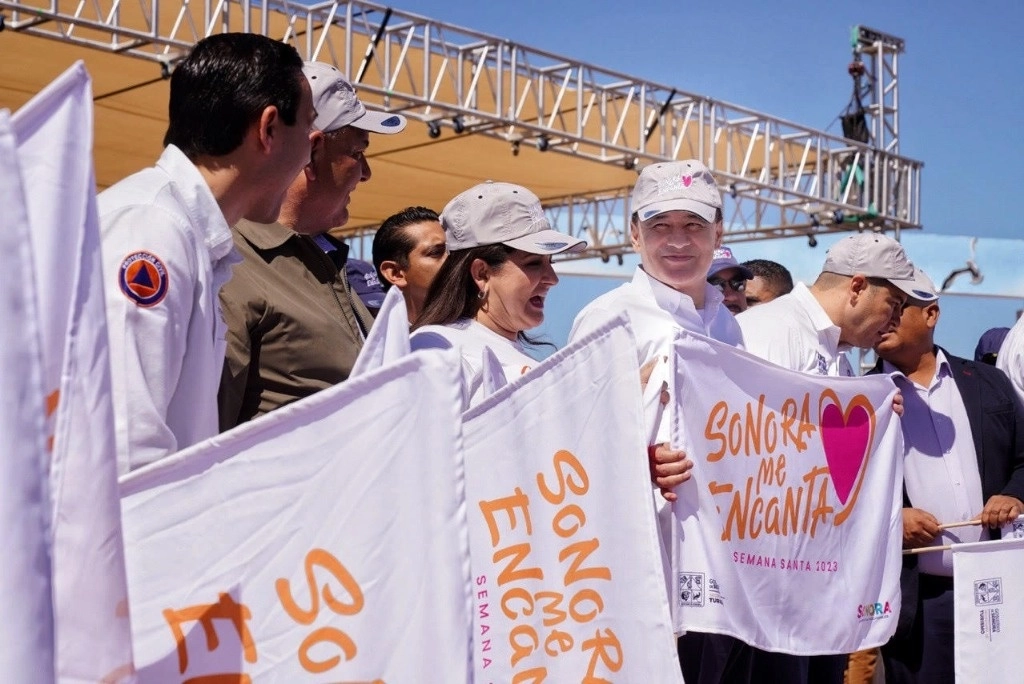 El gobernador Alfonso Durazo durante el banderazo de inicio del operativo vacacional de Semana Santa, en Puerto Peñasco, Sonora. Foto Cristina Gómez Lima 



