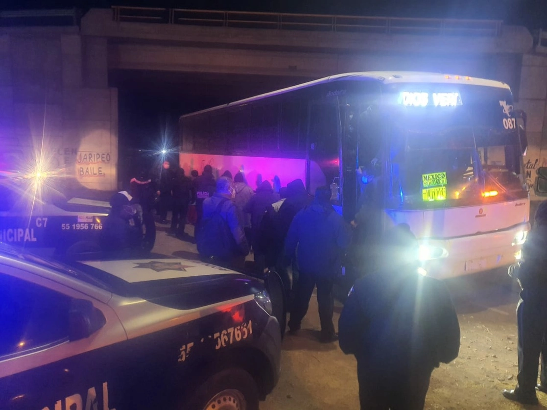Ante el alto índice de asaltos a unidades de pasajeros, autoridades policíacas implementaron el “Operativo Pasajero Seguro” en vialidades del municipio de Acolman, el 10 de febrero de 2022. Foto ‘La Jornada’