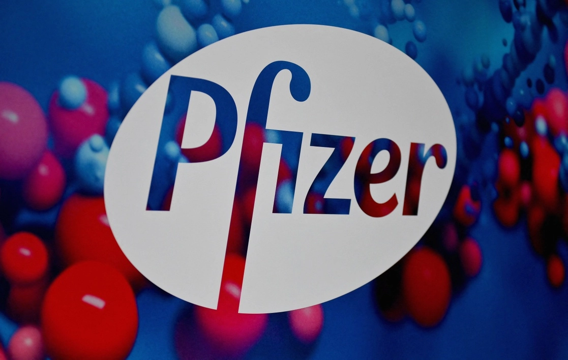 La farmacéutica estadunidense Pfizer dijo que empezó ensayos clínicos en etapa intermedia y tardía de una píldora para prevenir el Covid en personas expuestas al virus. Foto Afp / Archivo