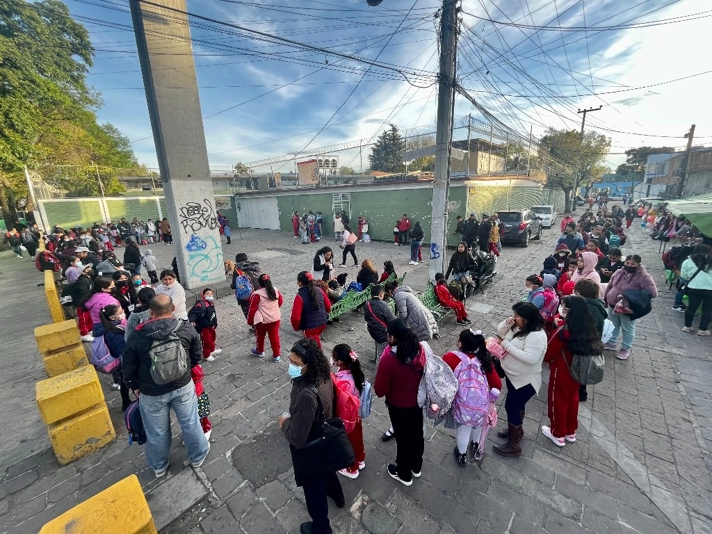 Alumnos de una escuela primaria en la Alcaldía Xochimilco. Foto Luis Castillo 