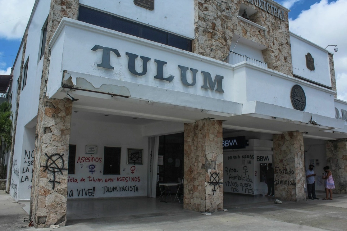 La sede de la Fiscalía General del municipio de Tulum con las pintas que fueron trazadas durante la manifestación por el feminicidio de Victoria Esperanza Salazar, el 31 de marzo de 2021. Foto Cuartoscuro
