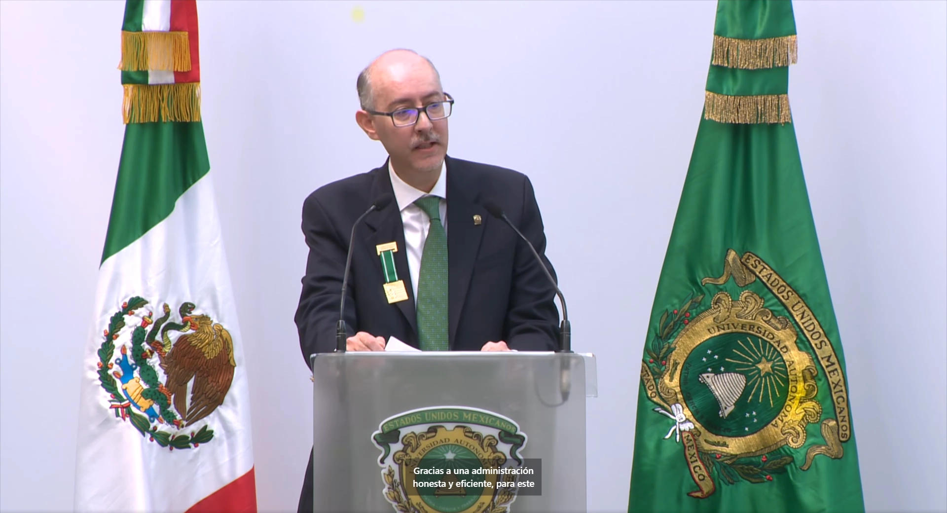 El rector de la UAEMex, Carlos Eduardo Barrera Díaz durante la rendición de su informe de actividades. Foto