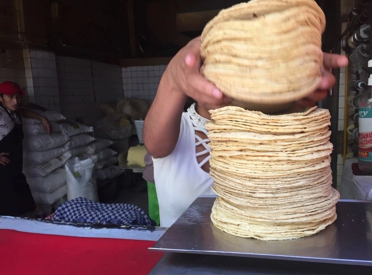 La Profeco inició procedimientos administrativos a 23 tiendas de autoservicio y supermercados en el país por alzas injustificadas de precios en huevo, tortilla, azúcar, frijol y aceite, así como cubrebocas y gel antibacterial, principalmente. Foto Guillermo Sologuren / Archivo