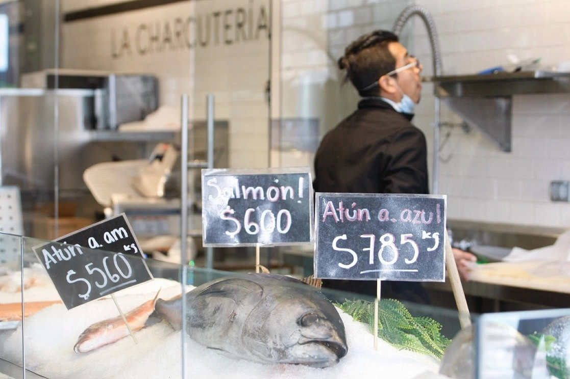 Venta de pescados en un comercio de la Ciudad de México. Foto Roberto García Ortiz / Archivo